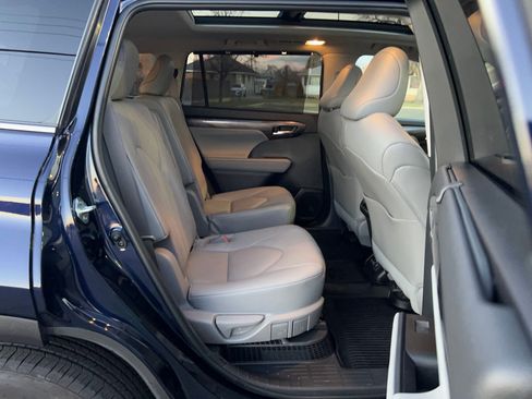 Used 2023 Toyota Highlander Platinum image 25