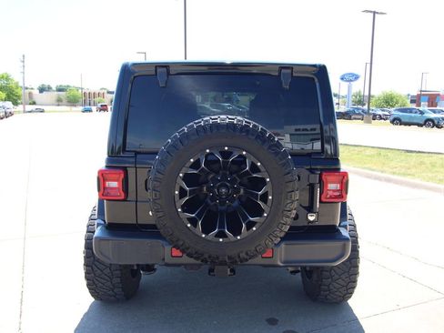 Used 2019 Jeep Wrangler Unlimited Sahara w/ Dual Top Group AWD/4WD image 16