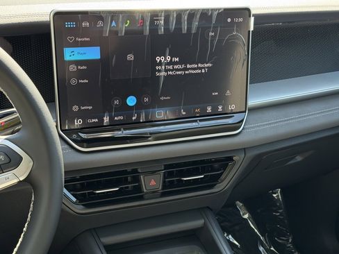 New 2025 Volkswagen Tiguan SE image 30