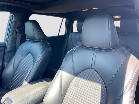 Used 2023 Toyota Highlander L image 12