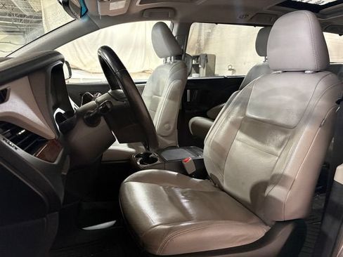 Used 2017 Toyota Sienna Limited AWD/4WD image 5