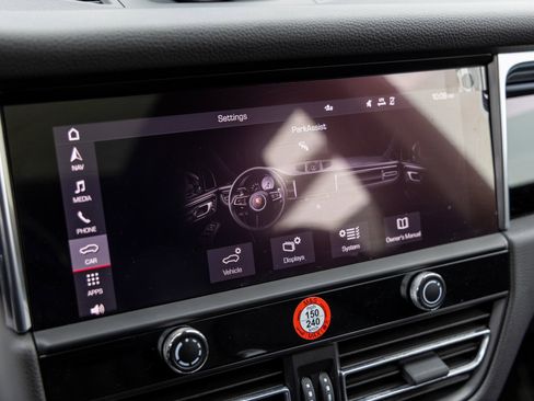 Certified 2025 Porsche Macan image 32