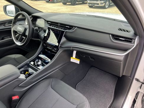 New 2026 Jeep Grand Cherokee Laredo AWD/4WD image 11