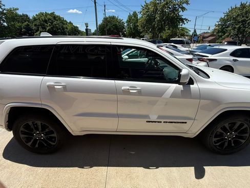 Used 2017 Jeep Grand Cherokee Altitude AWD/4WD image 7