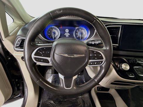 Used 2023 Chrysler Pacifica Touring-L image 13