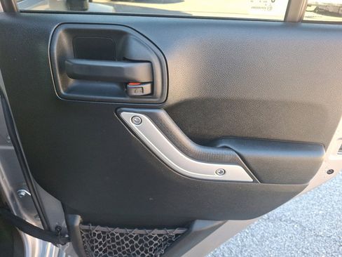 Used 2018 Jeep Wrangler Unlimited Rubicon w/ Cold Weather Group image 14