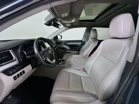 Used 2019 Toyota Highlander XLE AWD/4WD image 32