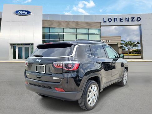 Used 2023 Jeep Compass Latitude w/ Sun and Sound Group AWD/4WD image 5