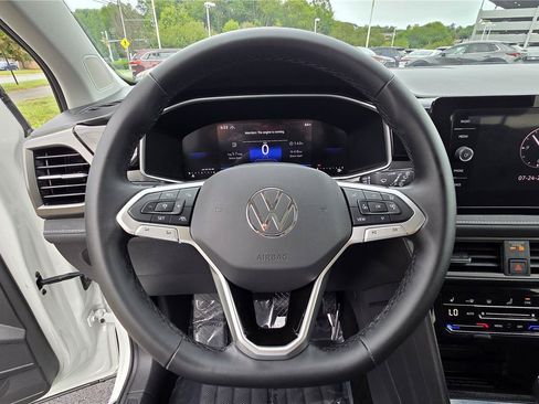 Certified 2025 Volkswagen Taos SE AWD/4WD image 18