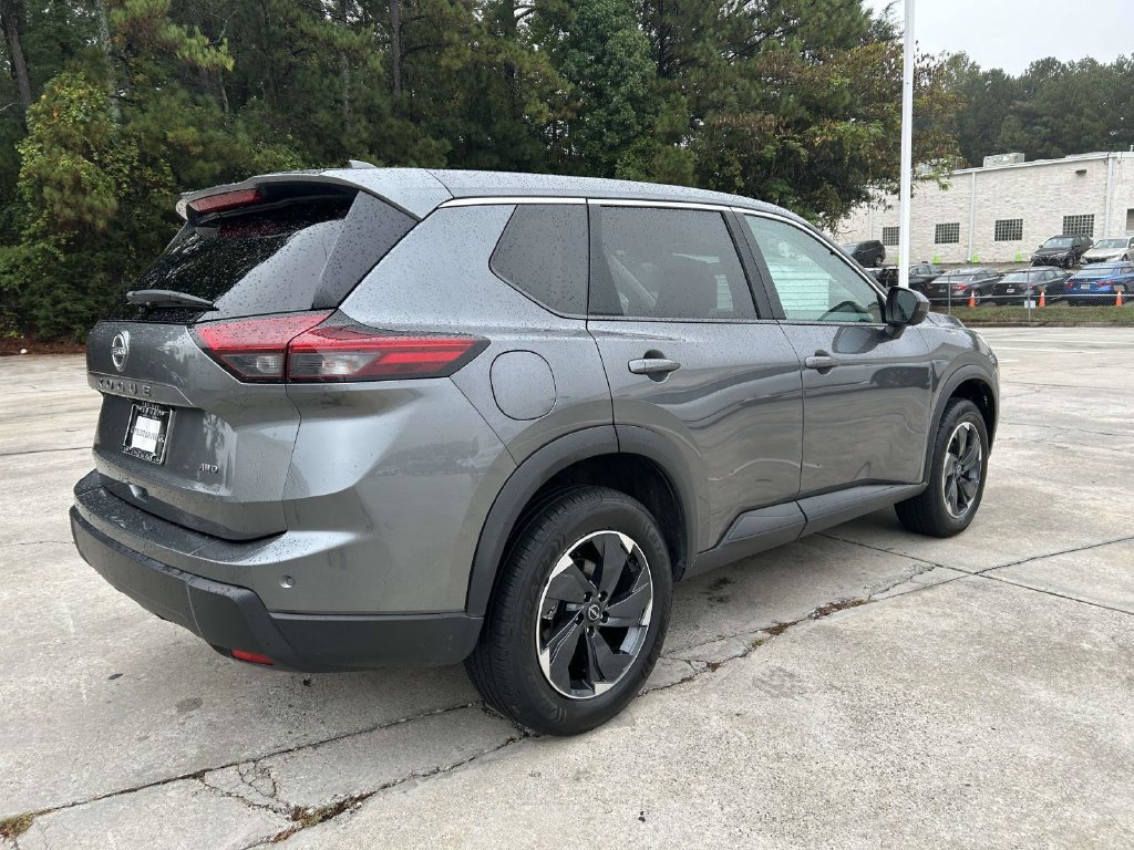 Used 2025 Nissan Rogue SV AWD/4WD image 2