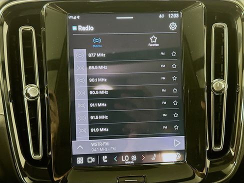 Used 2025 Volvo XC40 B5 Core image 21