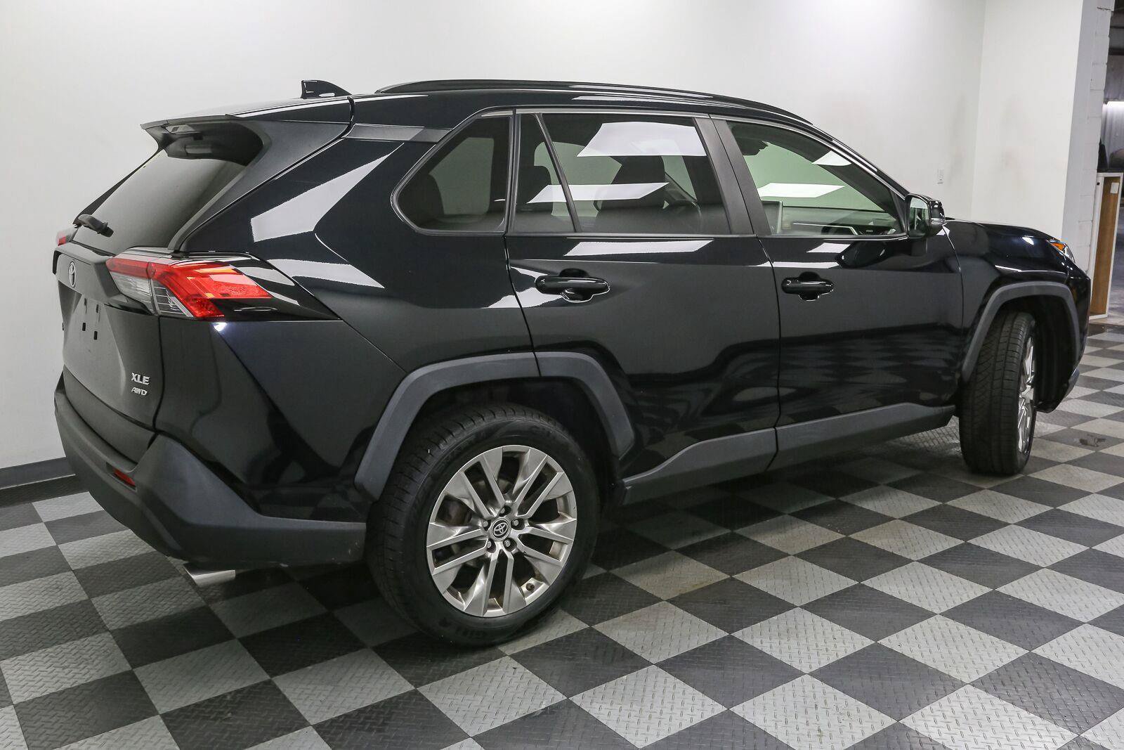 Used 2019 Toyota RAV4 XLE Premium w/ Cold Weather Package AWD/4WD image 8