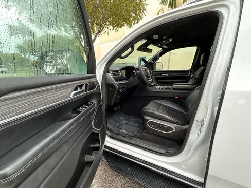 Used 2024 Jeep Wagoneer Series II w/ Flexible Seating Group image 15