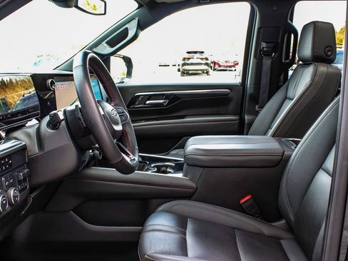 Used 2025 Chevrolet Tahoe RST w/ Comfort Package AWD/4WD image 32