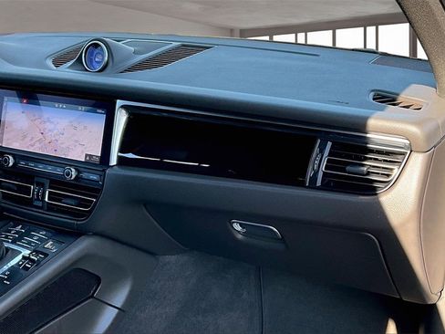 Used 2021 Porsche Macan image 17