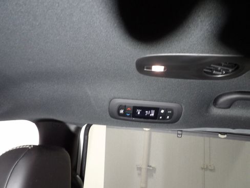 Used 2025 Chrysler Pacifica Select FWD image 15