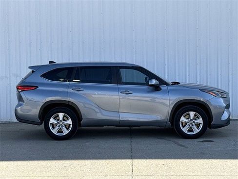 Used 2023 Toyota Highlander LE image 3