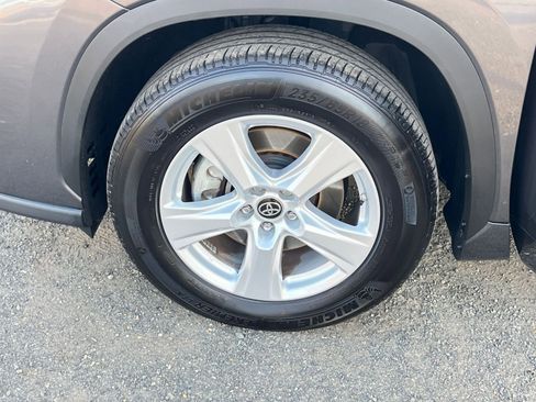 Used 2025 Toyota Highlander LE image 31