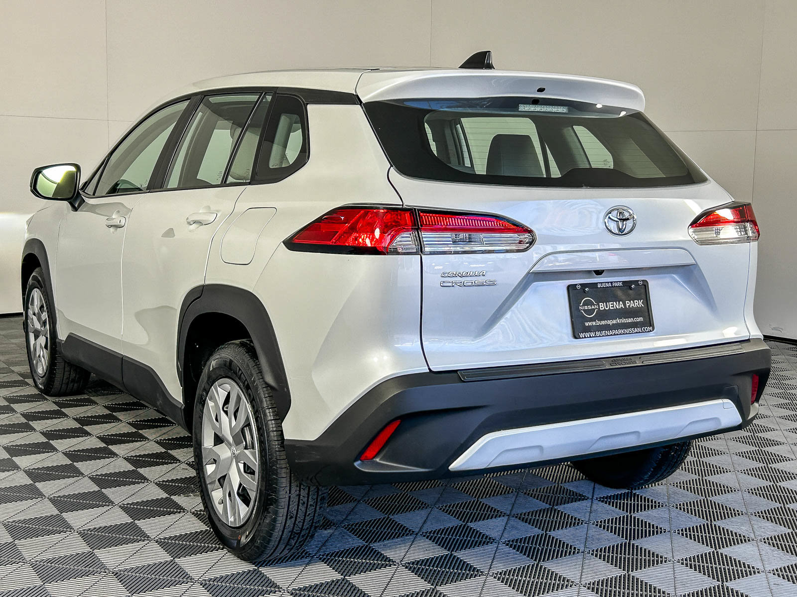 Used 2025 Toyota Corolla Cross L FWD image 6