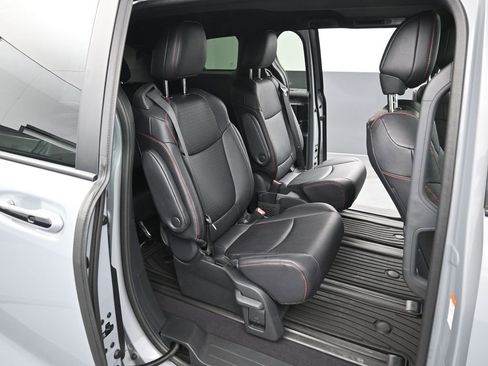 Used 2025 Toyota Sienna XSE image 33