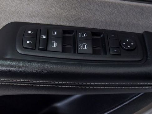 Used 2023 Chrysler Pacifica Touring-L image 15