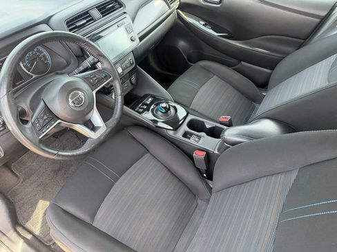 Used 2018 Nissan Leaf SV w/ SV Technology Package FWD image 2