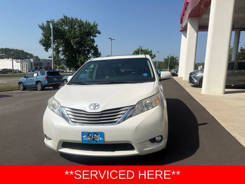 Used 2015 Toyota Sienna XLE Premium FWD image 4