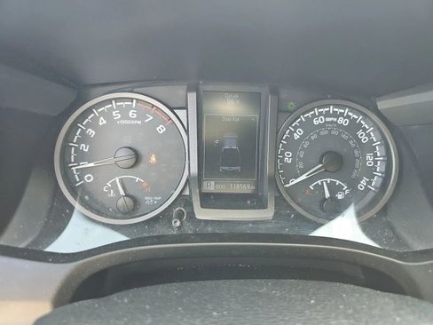 Used 2019 Toyota Tacoma TRD Sport image 7