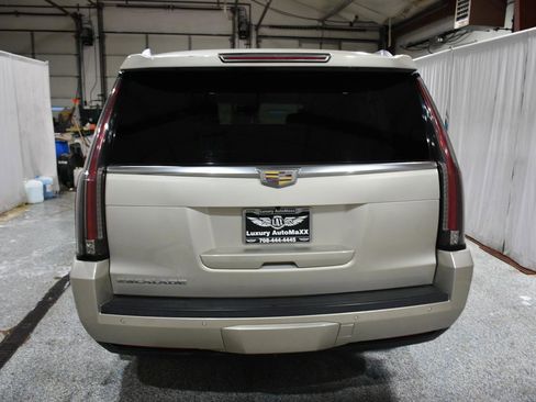 Used 2016 Cadillac Escalade ESV Luxury image 28