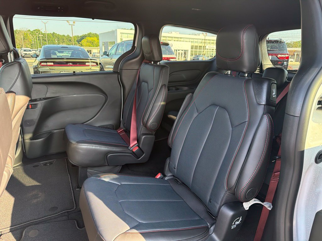 New 2027 Chrysler Pacifica Select FWD image 17