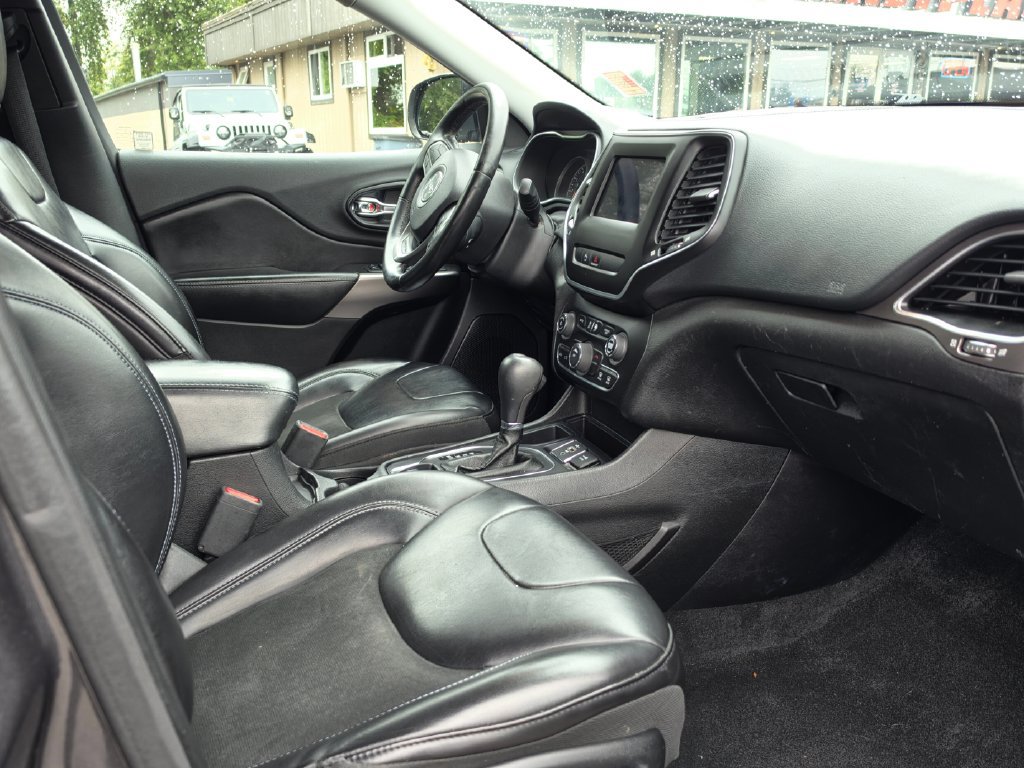 Used 2019 Jeep Cherokee Latitude Plus FWD image 12