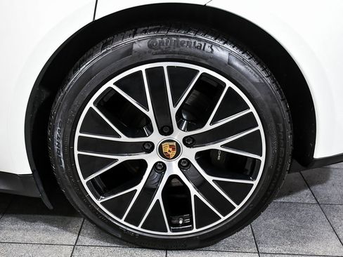 Used 2022 Porsche Taycan image 8