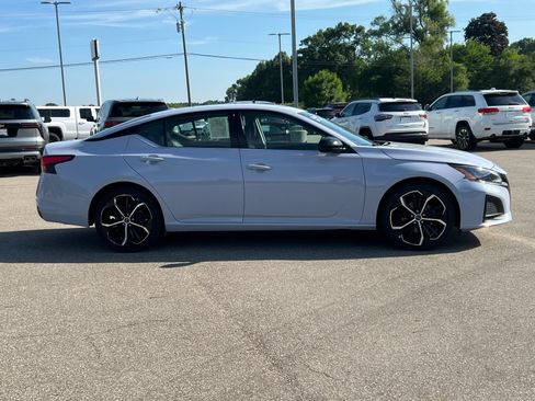 Used 2024 Nissan Altima 2.5 SR FWD image 43
