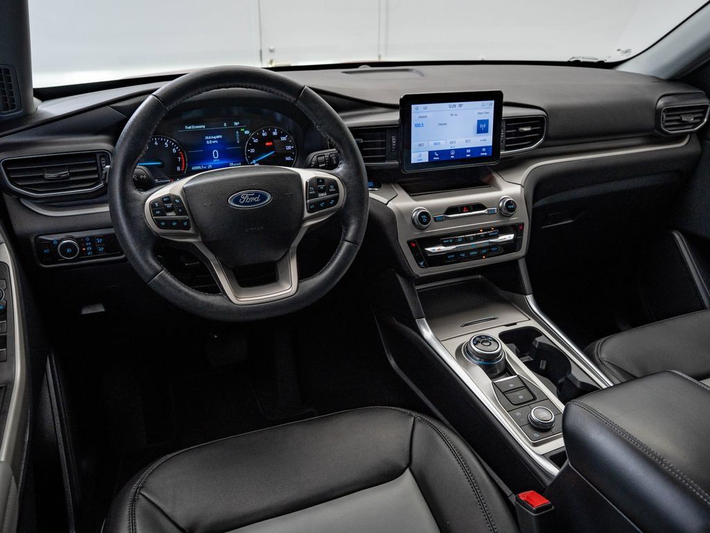 Used 2023 Ford Explorer XLT w/ Equipment Group 202A AWD/4WD image 4