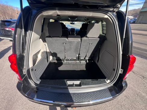 Used 2018 Dodge Grand Caravan SE w/ UConnect Hands-Free Group image 16