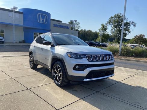 Used 2025 Jeep Compass Limited AWD/4WD image 2