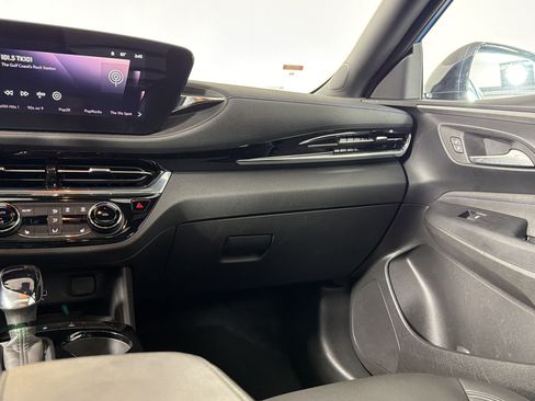 Used 2025 Buick Envista Sport Touring w/ Experience Buick Package FWD image 28