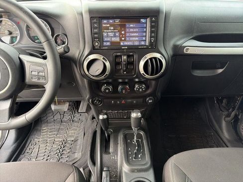 Used 2018 Jeep Wrangler Unlimited Rubicon w/ Connectivity Group AWD/4WD image 35