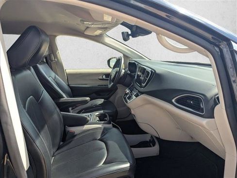 Used 2023 Chrysler Pacifica Touring-L FWD image 15