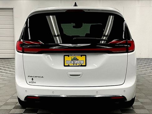 Used 2024 Chrysler Pacifica Touring-L FWD image 5