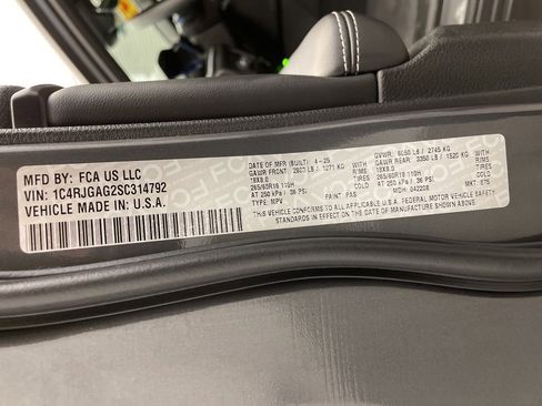 Certified 2025 Jeep Grand Cherokee Laredo X w/ Trailer Tow Package image 30