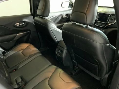 Used 2019 Jeep Cherokee Limited w/ Luxury Group AWD/4WD image 34