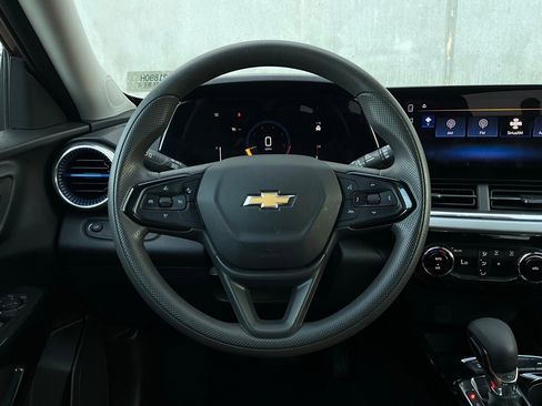 Used 2025 Chevrolet Trax LT image 31