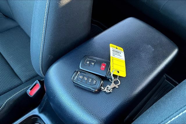 Used 2018 Toyota RAV4 XLE AWD/4WD image 33