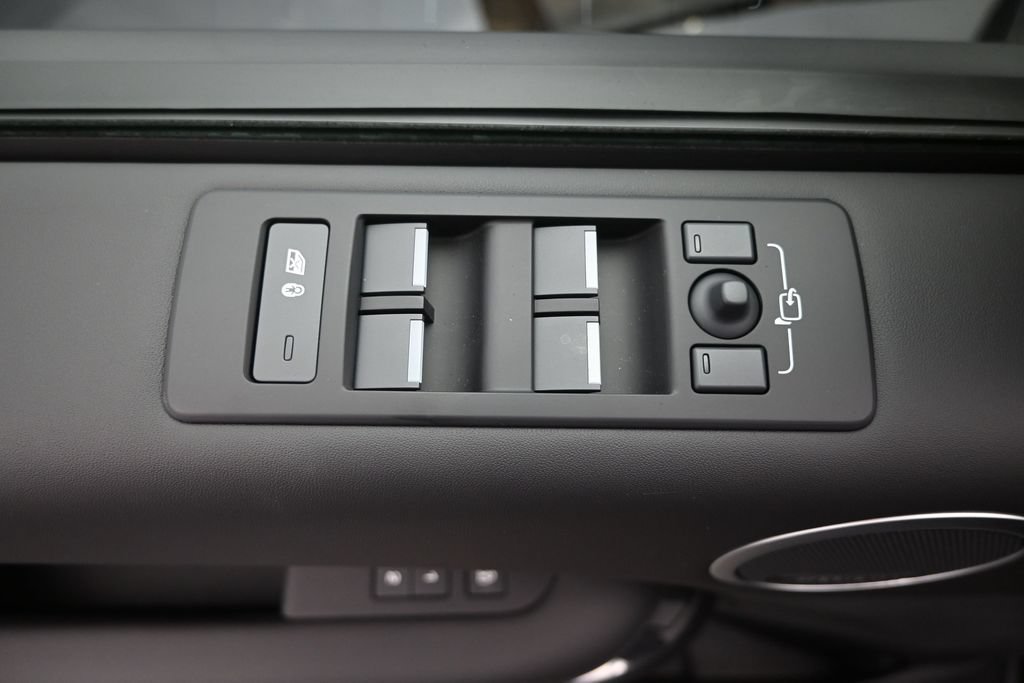 New 2026 Land Rover Discovery Limited Edition AWD/4WD image 24