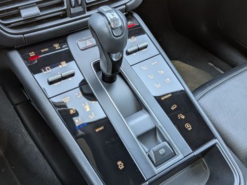 Used 2022 Porsche Macan AWD/4WD image 10