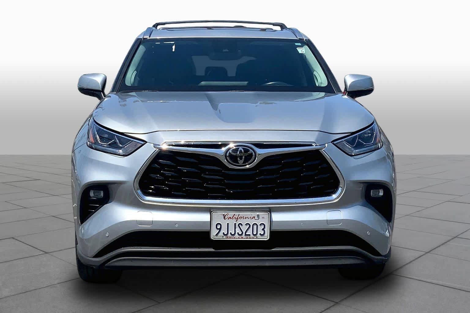 Used 2023 Toyota Highlander Limited FWD image 3