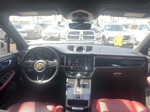 Used 2022 Porsche Macan image 19