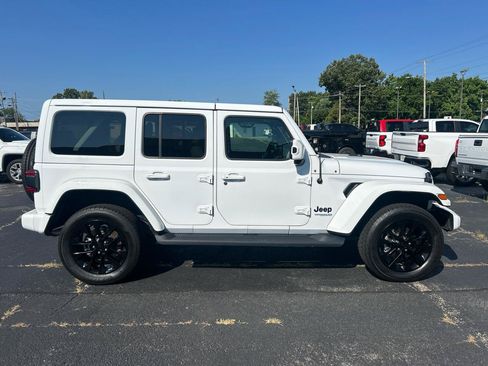 Used 2021 Jeep Wrangler Unlimited Sahara AWD/4WD image 4