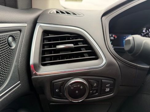 Used 2024 Ford Edge Titanium image 25